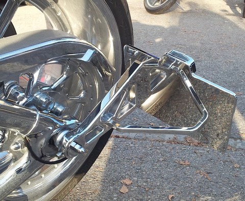 Support de plaque en aluminium poli pour Harley Davidson.